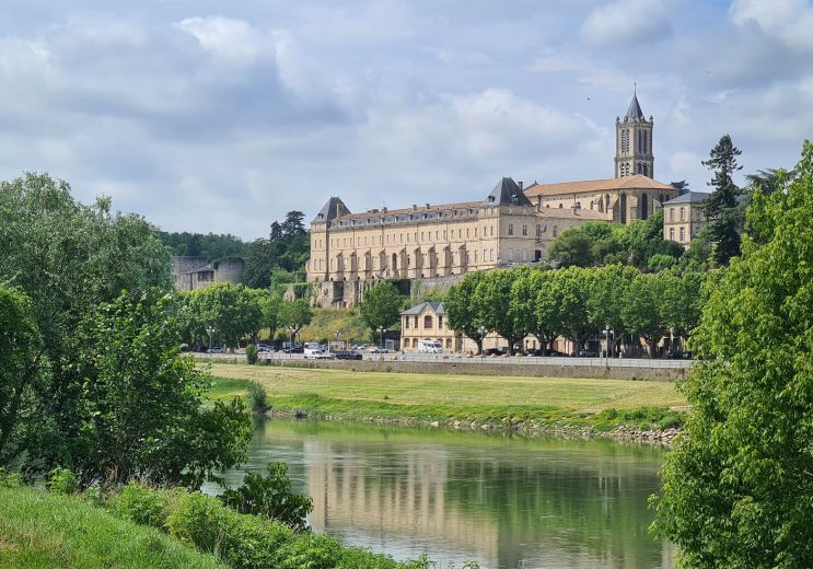Visit of La Réole: Medieval city on the side o ...