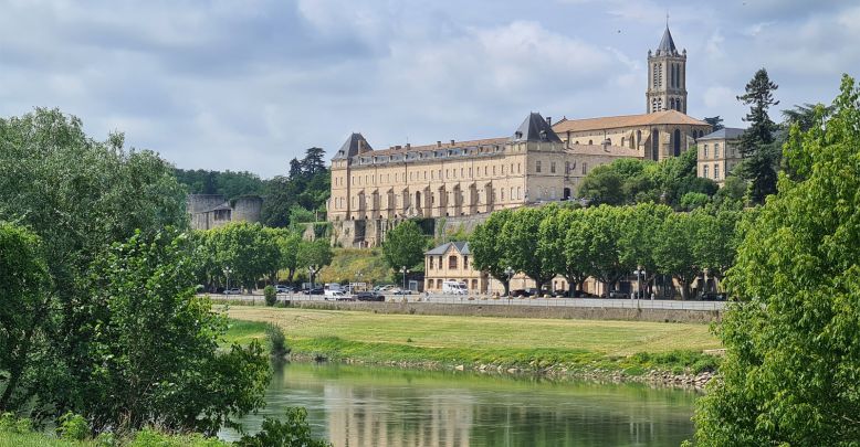 Visit of La Réole: Medieval city on the side o ...