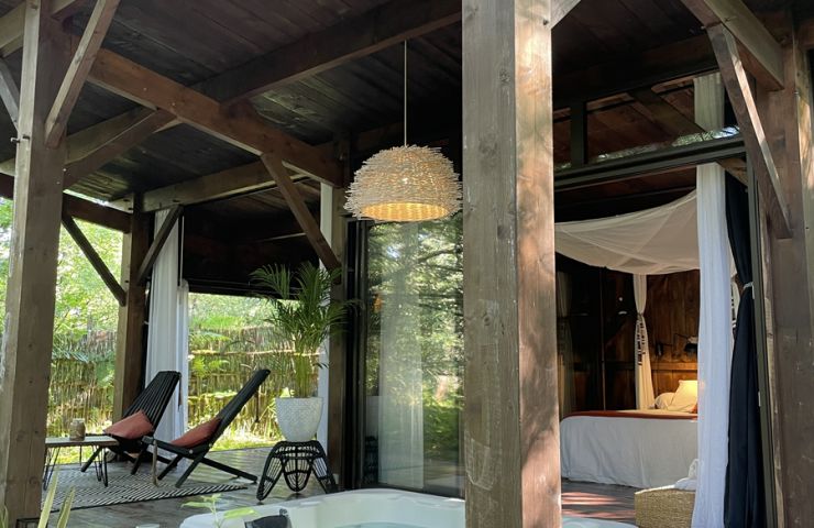 Cabanes et spa de verre et de bois